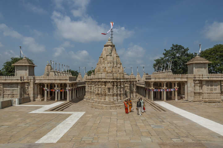 14 - India - Chittorgarh - fuerte de Chittorgarh - templo hindu de Sat Bees Dejeri Jain